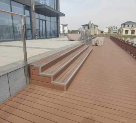 休閑現代鄉(xiāng)村旅游配套商用房塑木工程